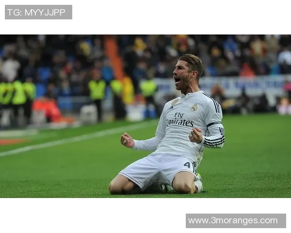 42号足球球星的传奇之路：从青涩少年到全球瞩目巨星的成长历程