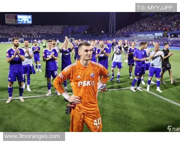 足坛巅峰防线巨星解析世界顶级后卫的荣耀与传奇 足坛巅峰防线巨星解析世界顶级后卫的荣耀与传奇