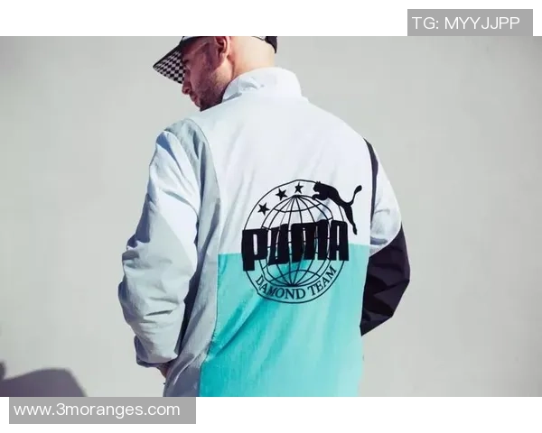 足球球星时尚穿搭展示冲锋衣潮流风采引领街头潮流风尚